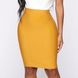 NWOT bandage skirt // size M